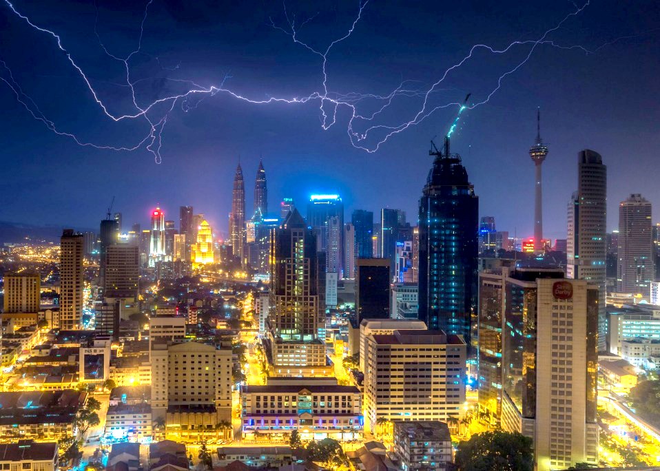 Опыт Куала-Лумпура (Малайзия), рекордсмена по количеству ударов молний, показывает высокую эффективность молниезащиты
